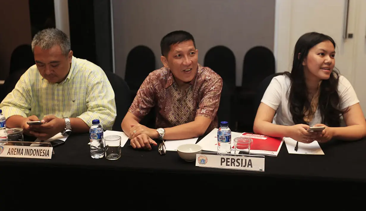 Ketua Umum Persija Jakarta, Ferry Paulus (tengah), mengikuti rapat membahas rencana Indonesia Soccer Championship. (Bola.com/Vitalis Yogi Trisna)
