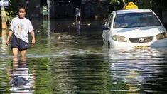 Pasca jebolnya tembok penahan aliran kali Mampang kawasan Pondok Jaya, jakarta Selatan. Tumpukan karung Pasir mulai dipasang dilokasi tembok yang jebol.