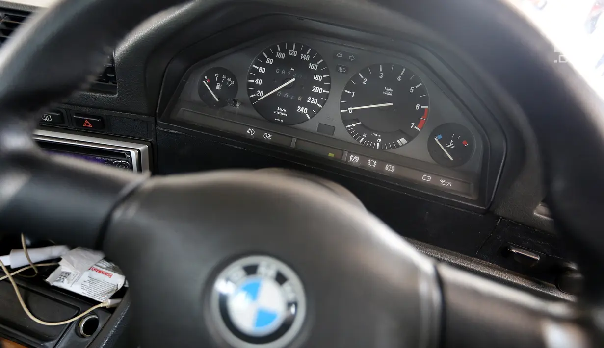 Tampilan speedometer mobil BMW seri 3 E30 generasi kedua masih original saat dipamerkan di Jakarta, Rabu (17/10). Mobil sporty ini akan menjadi grand prize pada perhelatan Indonesia Bimmerfest 2018 di Semarang 10 November 2018. (Liputan6.com/Fery Pradolo)