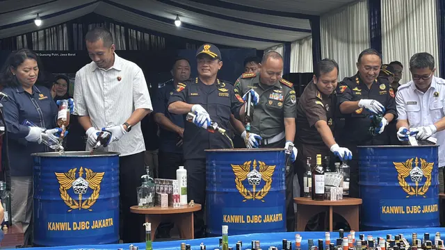 Direktorat Jenderal Bea Cukai memusnahkan Barang Hasil Penindakan Kanwil Bea Cukai Jakarta. Barang yang dimusnahkan meliputi 13,4 juta batang rokok dan botol minuman yang mengandung etil alkohol. (Foto: Liputan6.com/Tira Santia)