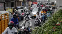 Para pengendara sepeda motor mengenakan masker saat melintas di Hyderabad, India, Jumat (17/7/20200. India melewati 1 juta kasus virus corona COVID-19 atau tertinggi ketiga di dunia setelah Amerika Serikat dan Brasil. (AP Photo/Mahesh Kumar A.)