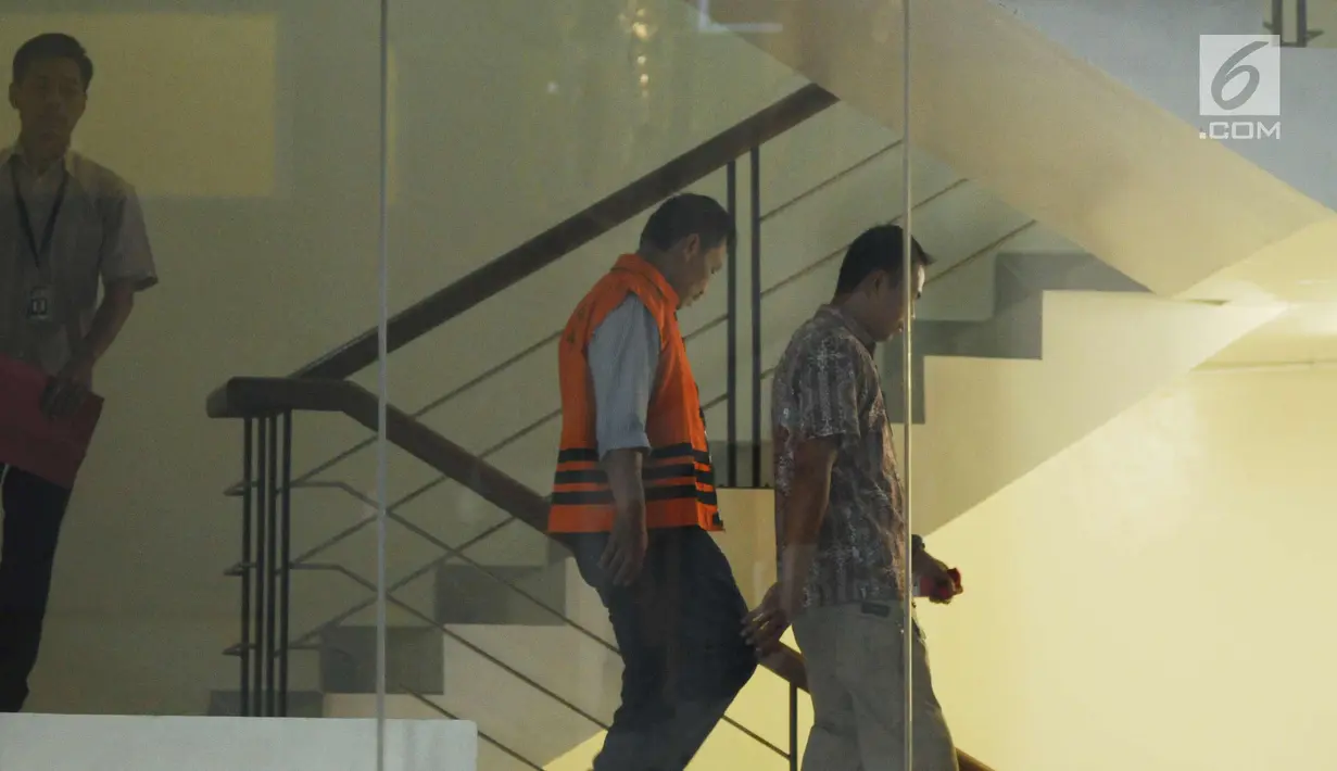 Mantan Ketua DPRD Kota Malang, M Arief Wicaksono (tengah) menuruni tangga usai diperiksa di Gedung KPK, Jakarta, Kamis (2/11). Moch Arief Wicaksono merupakan tersangka dugaan suap APBD-P Pemkot Malang TA 2015. (Liputan6.com/Helmi Fithriansyah)
