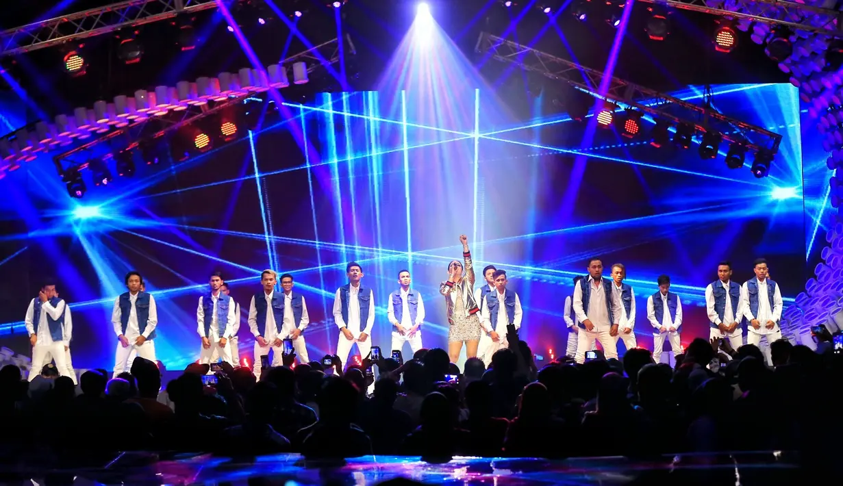 "Aku pakai rancangan Susan Zhuang. Aku yang desain dengan Rani. Sebagai wanita manja masa kini, baju serba manja. Edisi summer. Seru ada glovesnya. Beratnya 10-15 kilo lah," aku Syahrini, di sela-sela malam puncak HUT 26 SCTV. (Adrian Putra/Bintang.com)