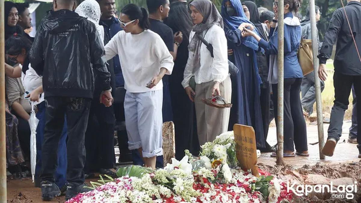 6 Potret Sheila Dara di Pemakaman Vidi Aldiano, Kenakan Pashmina Warna Biru