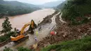 Orang-orang memperbaiki jalan yang rusak akibat hujan dan banjir di Quang Tri, Vietnam, 13 Oktober 2020. Bencana alam, terutama hujan lebat dan banjir, menyebabkan 28 orang tewas dan 12 lainnya hilang di wilayah tengah dan Dataran Tinggi Tengah Vietnam selama beberapa hari terakhir. (Xinhua/VNA)