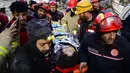 Tim penyelamat mengevakuasi seorang gadis Suriah berusia 12 tahun, Cudi, dari puing-puing bangunan yang hancur di Hatay, Turki, setelah gempa berkekuatan 7,8 melanda tenggara negara itu, Minggu (12/2/2023). Tim penolong mulai kelelahan mencari korban selamat di puing-puing akinbat gempa Turki dan Suriah, ketika korban tewas sudah mencapai 28.000 dan tampaknya akan terus bertambah. (Photo by Yasin AKGUL / AFP)