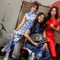 Sementara itu, Erika Carlina mengenakan dress slit cheongsam warna navy motif floral. Ia pun membawa kipas hitam. Ia mengenakan sandal coklatnya. [@rachelvennya]