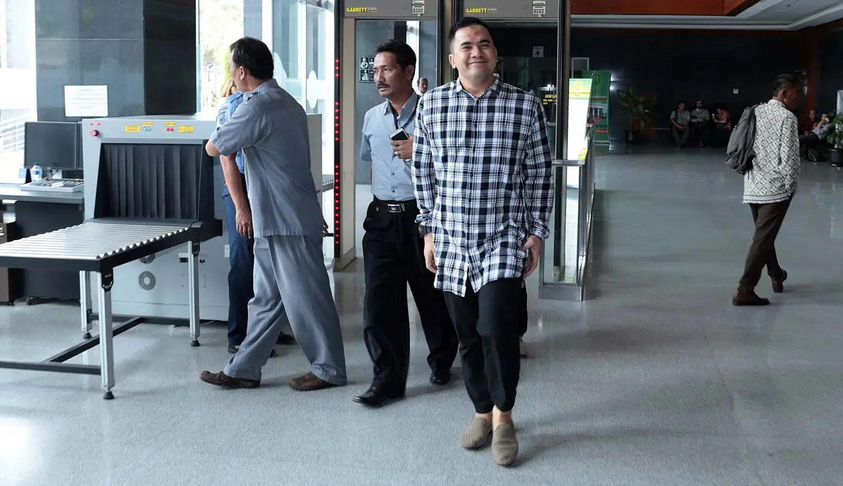 "Kecewa ya, tapi Bismillaha saja.‎ Ya harus sabar dan lihat nanti saja. Tim juga akan bantu semaksimal mungkin. Berapa pun hukumnya itu pasti berat ya, tapi bagaimana jalaninya saja. Ikhlas saja," ucap Saipul Jamil, Rabu (19/7). (Deki Prayoga/Bintang.com)