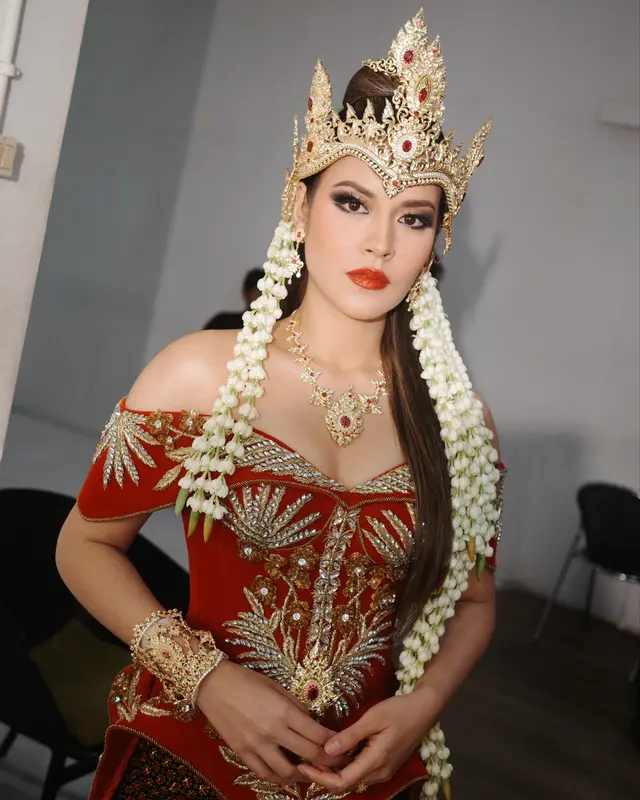 Kebaya Merah dan Emas Bikin Aura Raisa Makin Berwibawa
