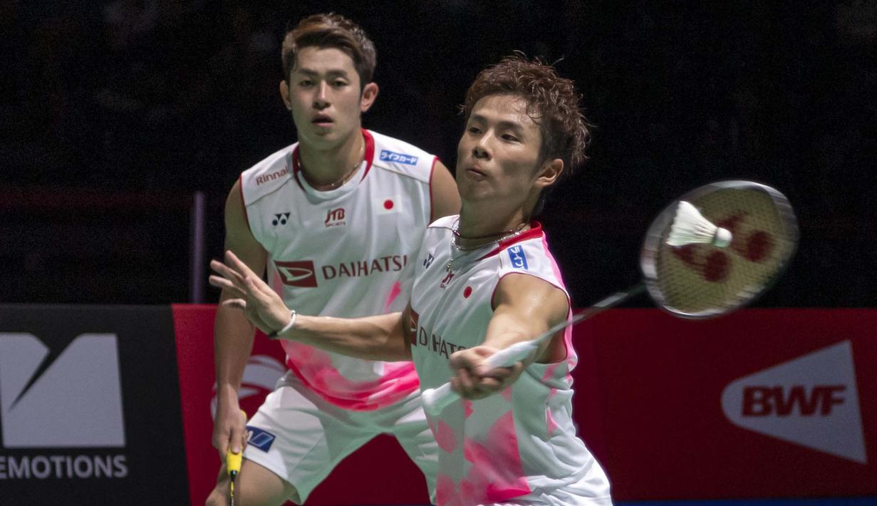 Pasangan Jepang, Takuro Hoki/Yugo Kobayashi, saat melawan wakil Indonesia, Hendra Setiawan/Mohammad Ahsan pada Kejuaraan Dunia Bulutangkis 2019 di Swiss, Minggu (25/8). Indonesia menang 25-23, 9-21, 21-15. (AP/Georgios Kefalas)