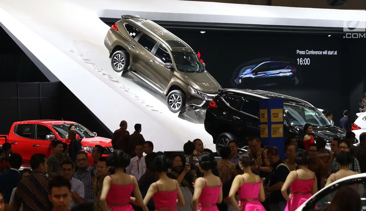 Pengunjung melihat mobil terbaru yang di pamerkan dalam ajang Gaikindo Indonesia International Auto Show (GIIAS) 2017 di Indonesia Convention Exhibition BSD City, Tangerang, Banten, Kamis (10/8).  (Liputan6.com/Angga Yuniar)