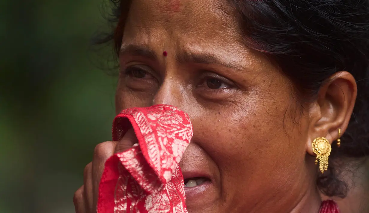 Seorang wanita menangis saat mencari kerabatnya yang hilang akibat banjir bandang di sepanjang Sungai Trishuli di distrik Nuwakot, Nepal, Rabu, 26 Agustus 2026. (Foto AP/Niranjan Shrestha)