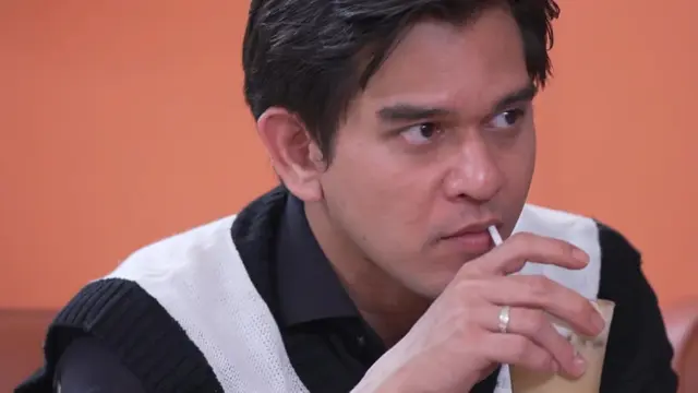 Di Antara Dua Cinta