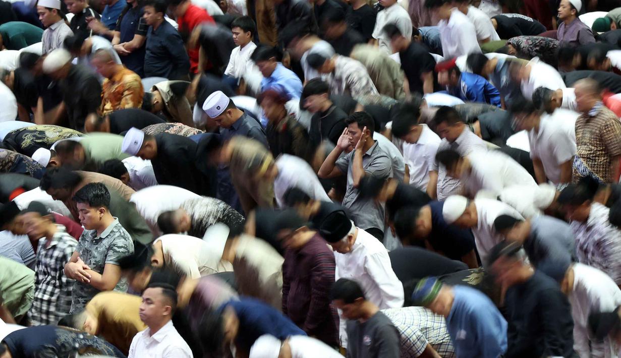 Umat Muslim saat melaksanakan salat Tarawih perdana Ramadan 1447 Hijriah di Masjid Istiqlal, Jakarta, Rabu 18 Februari 2026. (Kapanlagi.com/Budy Santoso)