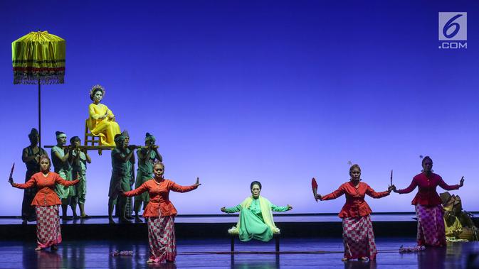 Sejumlah pemain mempersembahkan pertunjukan teater I LA GALIGO di Ciputra Artpreneur Theater, Jakarta, Rabu (3/6/2019). Karya musik-teater bercerita melalui tarian, gerak tubuh, soundscape dan penataan musik gubahan Rahayu Supanggah yang disutradarai Robert Wilson. (Liputan6.com/Fery Pradolo)
