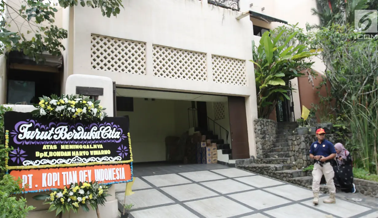 Karangan bunga duka cita di halaman rumah duka pakar kuliner Bondan Winarno di kawasan Sentul, Bogor, Rabu (29/11). Bondan Winarno meninggal dunia pada usia 67 tahun di RS Harapan Kita setelah mengalami gagal jantung. (Liputan6.com/Herman Zakharia)