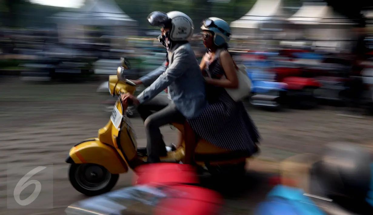 Penggemar vespa melaju di area Jakarta Mods Mayday 2017 di Parkir Timur Senayan, Jakarta, Sabtu (13/5). Ajang Jakarta Mods Mayday 2017 diisi dengan berbagai kegiatan seperti konvoi, musik serta penjualan aksesori skuter. (Liputan6.com/Johan Tallo)