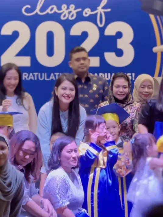 Kahiyang menggerai rambut panjang hitamnya dengan poni sampingnya.   @bobbynst