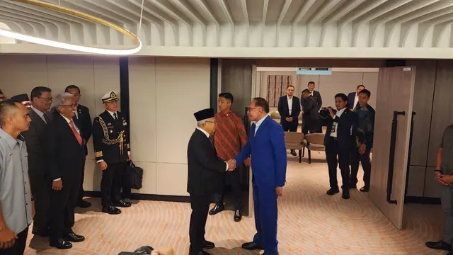 Wakil Presiden Ma'ruf Amin melakukan pertemuan dengan Perdana Menteri Malaysia, Anwar Ibrahim di Kuching, Malaysia, Selasa (28/11/2023). (Liputan6.com/Delvira Hutabarat)