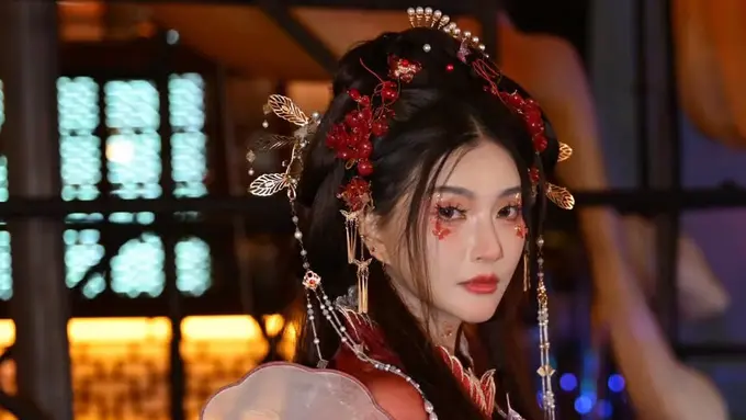 Sarwendah Tampil Serba Merah Bak Pemeran Dracin Wuxia saat liburan ke China. [@sarwendah29]