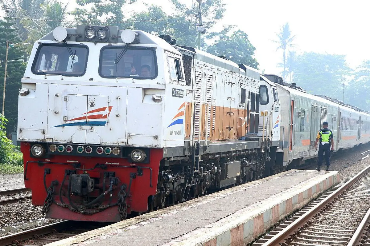 PT KAI Daop 2 Bandung menambah perjalanan kereta api dengan mengoperasikan KA Mutiara Selatan relasi Gambir – Bandung- Surabaya Gubeng – Malang PP. (Arie/Liputan6.com)