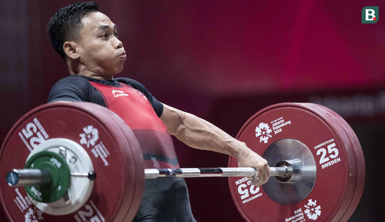 Lifter Indonesia, Eko Yuli Irawan, saat berlaga pada Asian Games di JIExpo, Jakarta, Selasa, (21/8/2018). Eko Yuli berhasil menyumbang medali emas angkat besi putra kelas 62kg. (Bola.com/Peksi Cahyo)