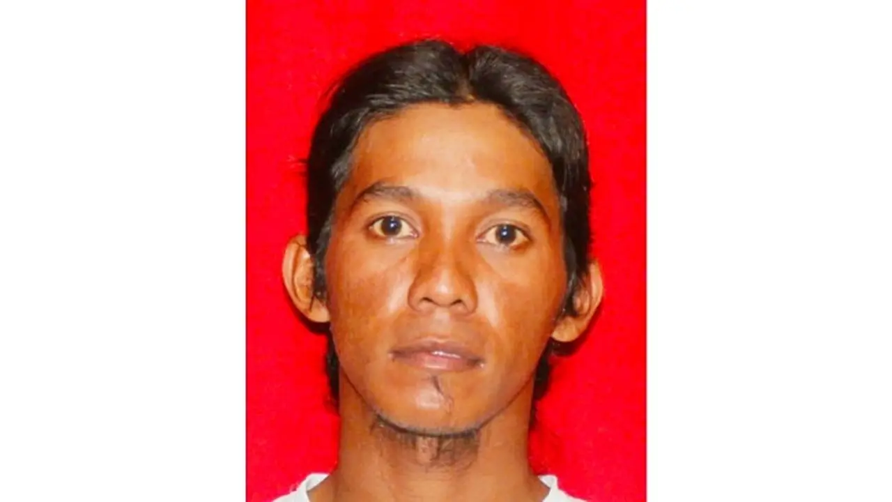 Polda Riau menyebar foto Debus yang disebut sebagai otak pengendali narkoba jaringan Malaysia di Riau.