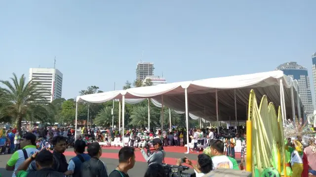Pemprov DKI Jakarta dan Pemrov Gorontalo menyelenggarakan Jalan Sehat dan Festival Seni Budaya Gorontalo-Betawi di pintu Barat Daya Monument Nasional (MONAS) Jakarta Pusat, Minggu (8/7/2018). (Yayu Agustini Rahayu/Merdeka.com)