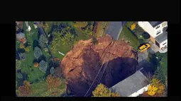 Wolfgang Peter yang tinggal di kota Schmalkalden, Jerman, terbangun jam tiga pagi pada 1 November 2010. Ternyata, setengah garasinya sudah ambles ke bumi sedalam 19,8 meter. (Istimewa)