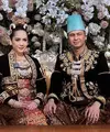 Menikah 17 Oktober 2014, Raffi Ahmad dan Nagita Slavina merayakannya dengan kembali menjadi pengantin dengan pakaian khas Jawa dari Redberry Wedding. [@redberryweeding]
