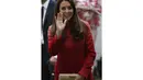 Sesekali, Duchess of Cambridge, Catherine Elizabeth Middleton melambaikan tangan ke arah masyarakat saat berkunjung ke Forteviot Fete, Forteviot, Skotlandia, (29/5/2014). (REUTERS/Russell Cheyne)