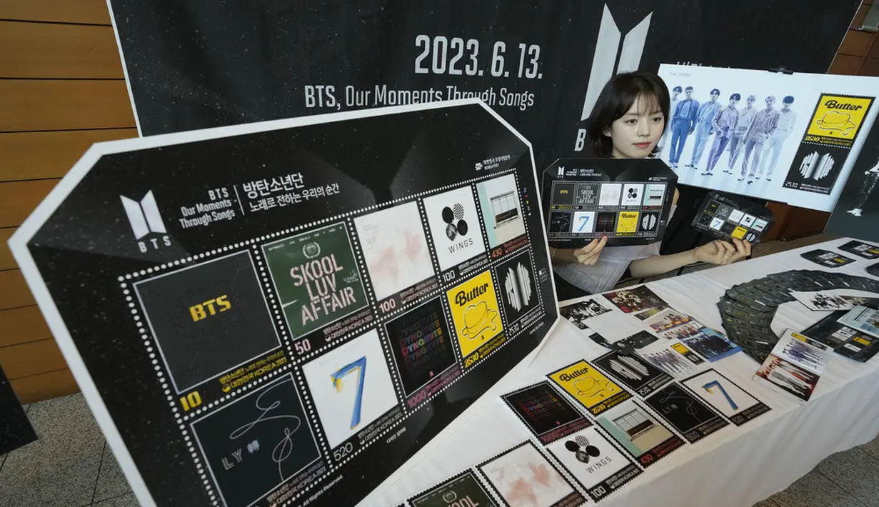 <p>Korea Selatan ikut merayakan ulang tahun ke-10 BTS yang jatuh pada hari ini, 13 Juni 2023. Ajang perayaan itu diisi dengan berbagai persembahan untuk BTS dari berbagai pihak di negara itu. (AP Photo/Ahn Young-joon)</p>
