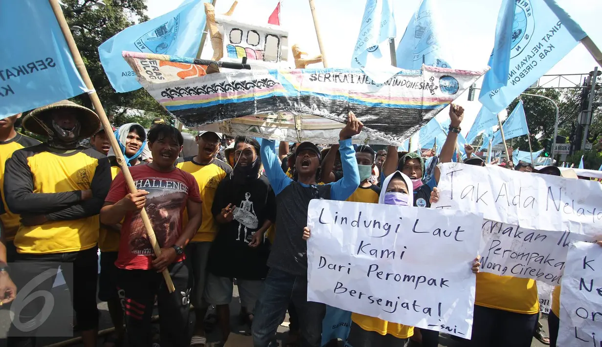 Serikat Nelayan Indonesia (SNI) saat menggelar unjuk rasa di depan Kementerian Kelautan dan Perikanan (KKP), Jakarta, Selasa (23/8). Mereka meminta perlindungan pemerintah karena kerap dihadang perompak di tengah laut. (Liputan6.com/Immanuel Antonius)