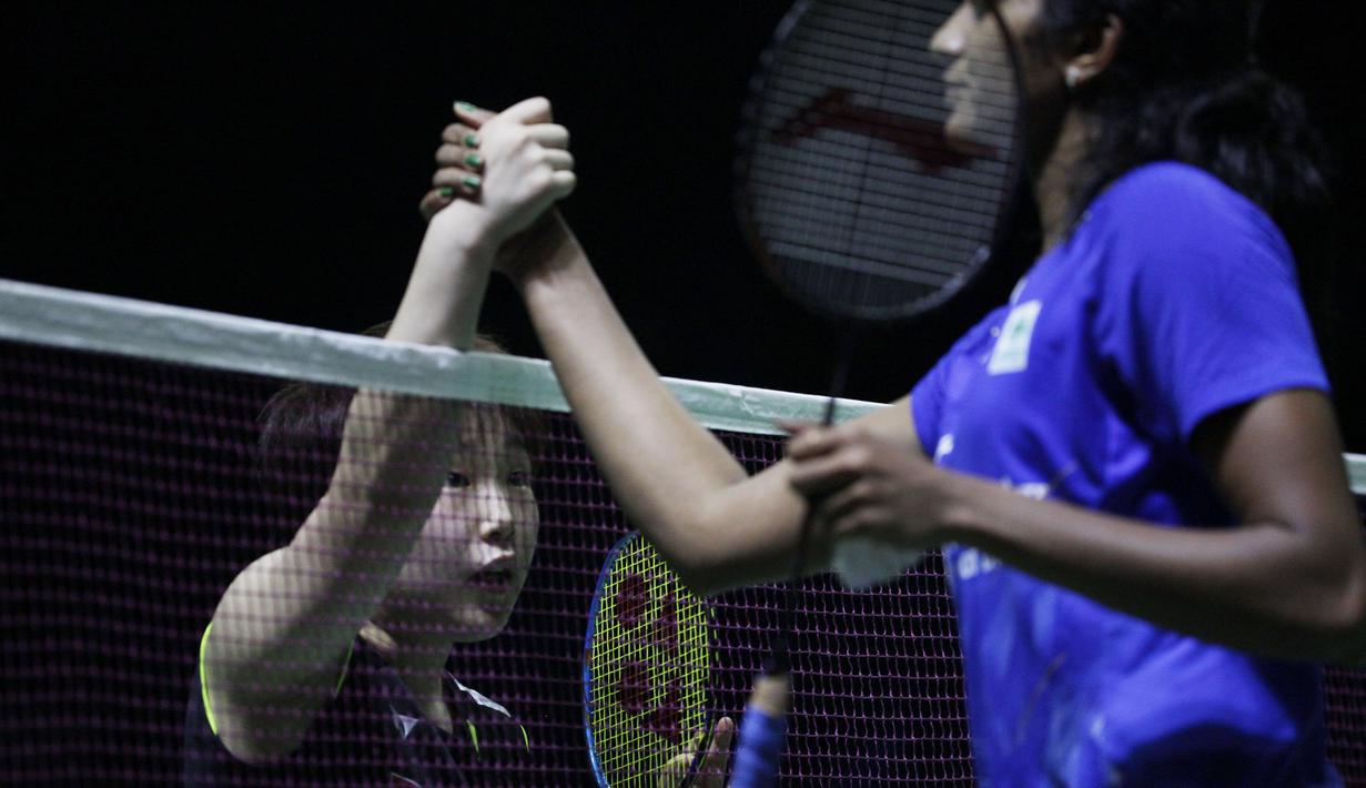Tunggal putri Jepang, Akane Yamaguchi, berhasil mengalahkan Pusarla Sindhu pada Indonesia Open 2019 di Istora Senayan, Minggu (21/7). Akane menang 21-16 dan 21-18 dari Pusarla. (Bola.com/Vitalis Yogi Trisna)