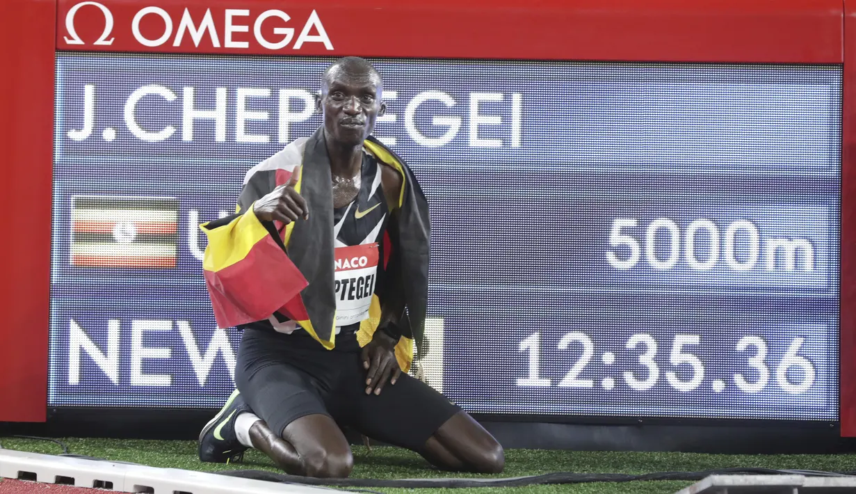 Pelari Uganda Joshua Cheptegei berpose dekat depan papan waktu usai memenangkan 5.000 meter putra pada final kejuaraan Monaco Diamond League 2020 di Stadion Louis II, Monako, Jumat (14/8/2020). Joshua memecahkan rekor dunia lari 5.000 meter dengan catatan waktu 12:35,36. (Eric Gaillard/Pool Via AP)