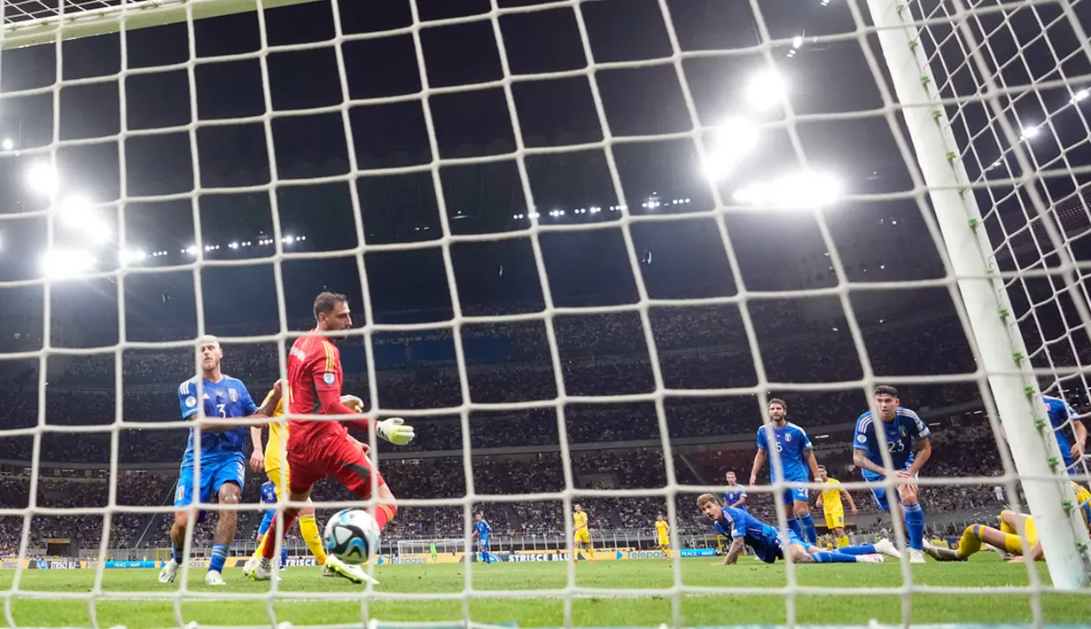Kemenangan ini membuat Italia kini menempati posisi dua klasemen Grup C Kualifikasi Piala Eropa 2024 dengan koleksi tujuh poin, sama dengan raihan Ukraina dan Makedonia Utara. (AP Photo/Luca Bruno)