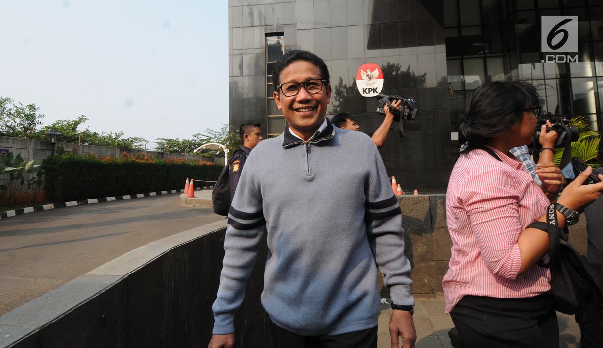 Ketua DPRD Provinsi Jawa Timur, Abdul Halim Iskandar seusai pemeriksaan di Gedung KPK, Jakarta, Selasa (31/7). Kakak kandung Ketum PKB Muhaimin Iskandar itu diperiksa sebagai saksi kasus dugaan gratifikasi di Pemkab Nganjuk. (Merdeka.com/Dwi Narwoko)