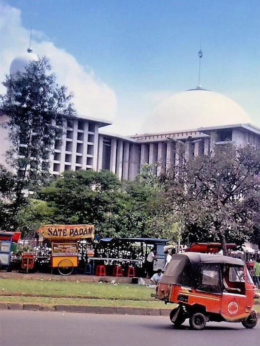 Suasana jalan dekat Masjid Istiqlal. Tampak ada si orange lewat. (Source: Instagram/@perfectlifeid)