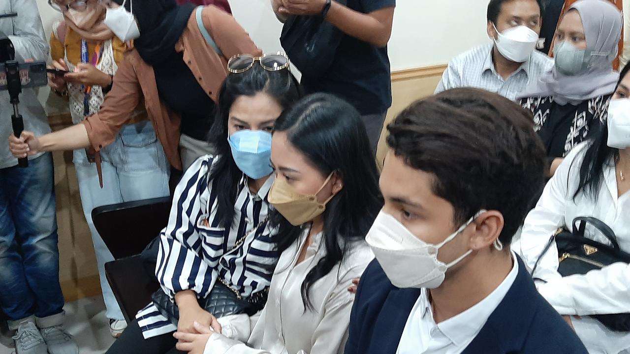 Selebgram Rachel Vennya, sang kekasih Salim Nauderer dan managernya Maulida Khaerunissa, jelang sidang perdananya di Pengadilan Negeri Tangerang