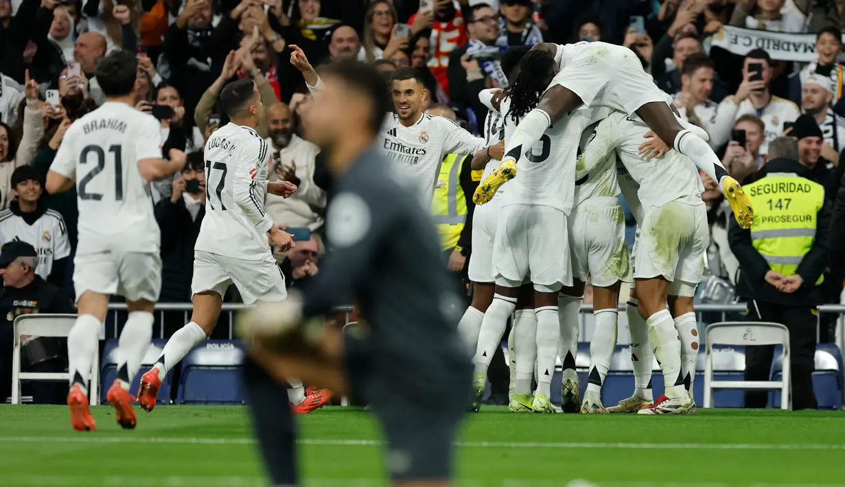 Pada menit ke-35, Sevilla berhasil memperpendek jarak ketinggalan gol lewat aksi Isaac Romero. Hingga akhir babak pertama, Real Madrid unggul 3-1 atas Sevilla. (OSCAR DEL POZO/AFP)