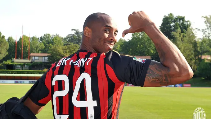 Kobe Bryant ketika mengunjungi markas latihan AC Milan