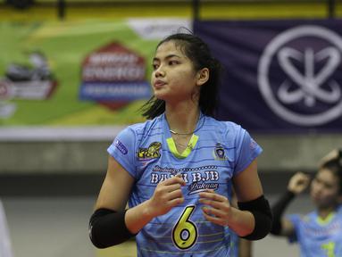 Pevoli Bandung BJB Pakuan, Wintang Dyah, menyapa suporter saat menghadapi tim Putri Jakarta BNI 46 dalam ajang Proliga 2019 di GOR Among Rogo, Yogyakarta, Sabtu (23/12). BNI 46 menang 3-1 atas BJB. (Bola.com/Yoppy Renato)
