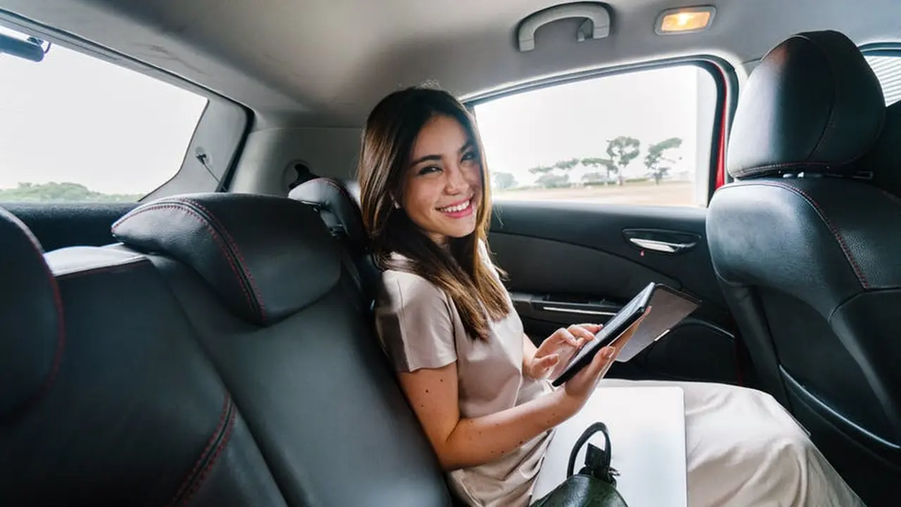Macet Tak Lagi Terasa Bosan Semenjak Ditemani HOOQ di Aplikasi Grab