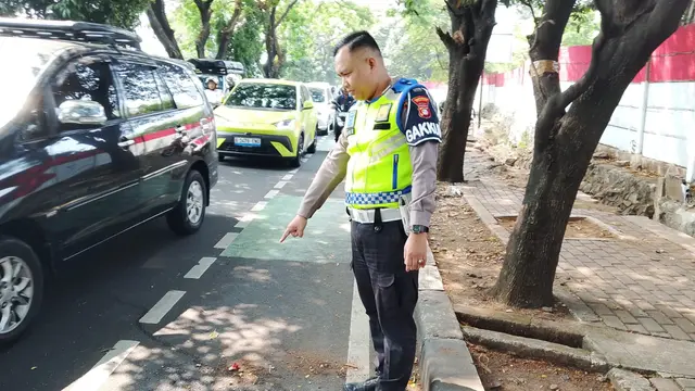 Pengendara Motor Tewas Usai Gagal Kuasai Kendaraannya di Jalan Raya Juanda Depok