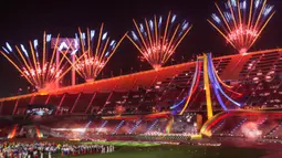 Berlangsung di Rajamangala Stadium, Bangkok, Thailand, Sabtu (20/12/2025), pesta kembang api serta pertunjukan bertajuk The Sound of Whistle mengawali keseruan acara. Tampak dalam foto, suasana upacara penutupan SEA Games 2025 di Rajamangala Stadium, Bangkok, Thailand, Sabtu (20/12/2025). (Bola.com/Bagaskara Lazuardi)