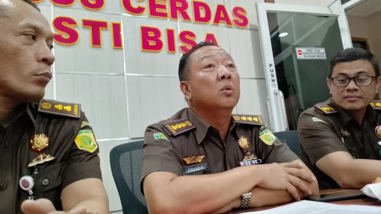 Aspidsus Kejati Lampung, Hutamrin (tengah) memberikan keterangan