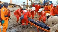 Korban Kapal MT Federal II milik PT ASL di galangan Kapal Tanjung Uncang Batu Aji, Kota Batam, yang meledak hebat pada Rabu (15/10/2025), tengah dievakuasi. (Liputan6.com/ Ajang Nurdin)