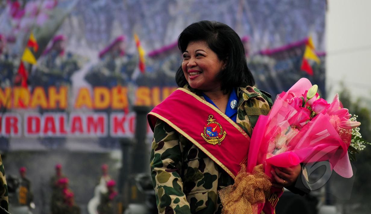 Istri Kepala Staf Angkatan Laut (KSAL) Laksamana Ade Supandi, Endah Ade Supandi diangkat sebagai Ibu Asuh Prajurit Tidur Korps Marinir, Jakarta, Kamis (2/4/2015). (Liputan6.com/Yoppy Renato)