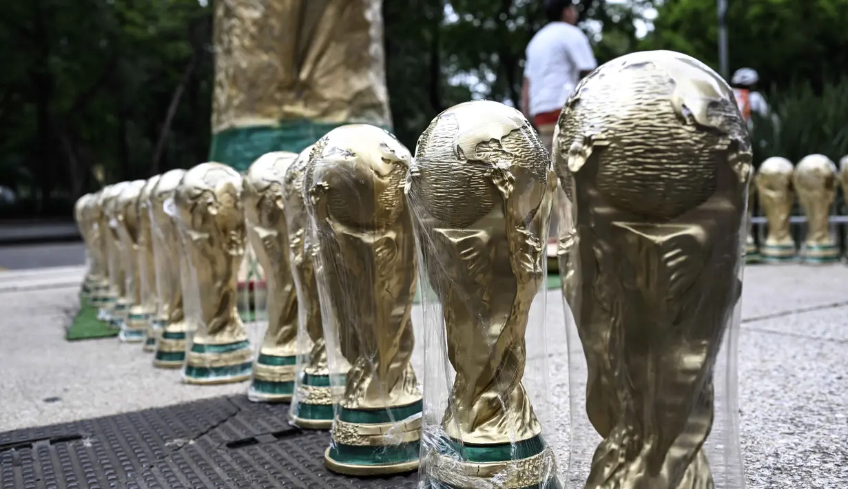 Suvenir berbentuk piala Piala Dunia dipajang untuk dijual di sebuah jalan, Mexico City, Senin 8 Juni 2026. (Yuri CORTEZ/AFP)