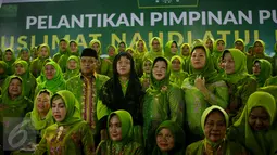 Menko PMK Puan Maharani foto bersama saat acara pelantikan pengurus pimpinan pusat Muslimat Nahdlatul Ulama dan peringatan Harlah Muslimat NU yang Ke 71 di Masjid Istiqlal, Jakarta, Selasa (28/3). (Liputan6.com/Faizal Fanani)